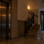 Portal de una comunidad de propietarios con ascensor y acceso al garaje durante un corte de luz